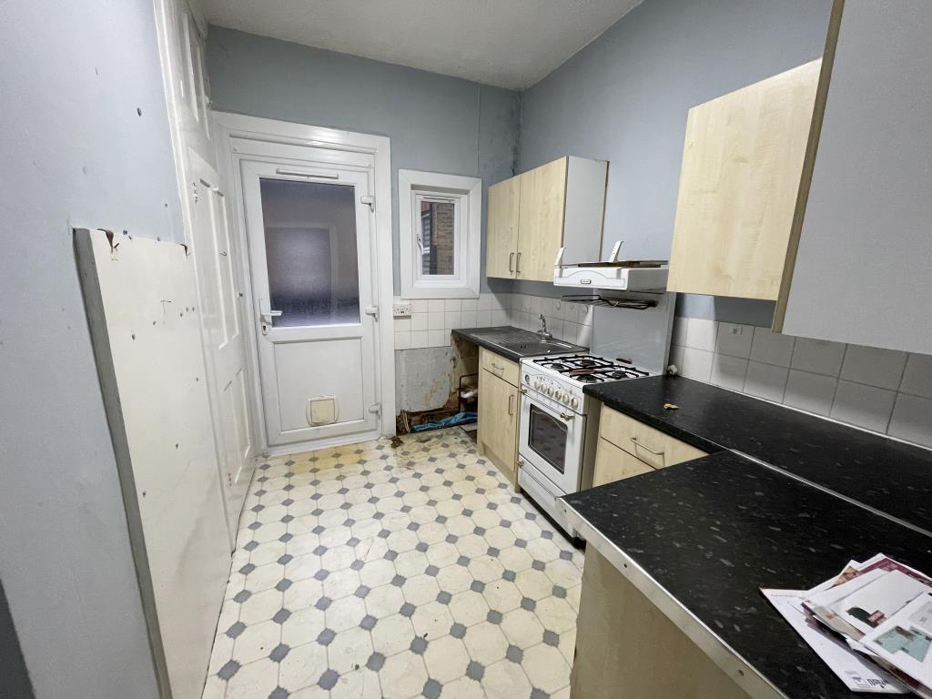 Lot: 50 - VACANT FIRST FLOOR GARDEN FLAT AND GROUND FLOOR GROUND RENT INVESTMENT - inside photo of kitchen from hallway